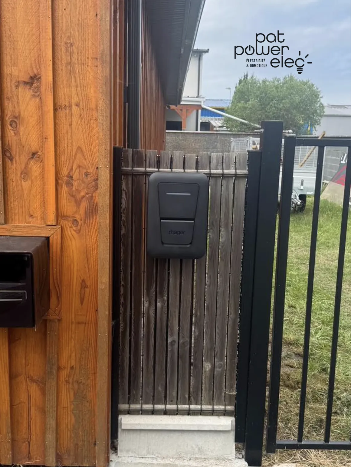 Borne Hager pour véhicule électrique